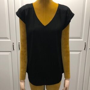 Women’s black Express V-neck top